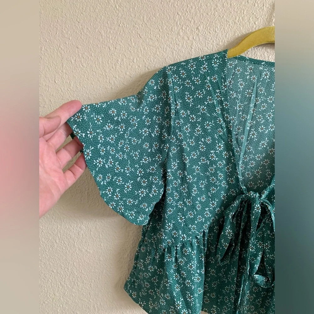 Floral Front Tie Top 🌴 - Picture 3 of 6